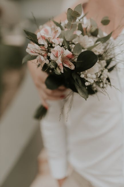 Last-Minute Wedding Flowers: Arrange a Stress-Free Bouquet
